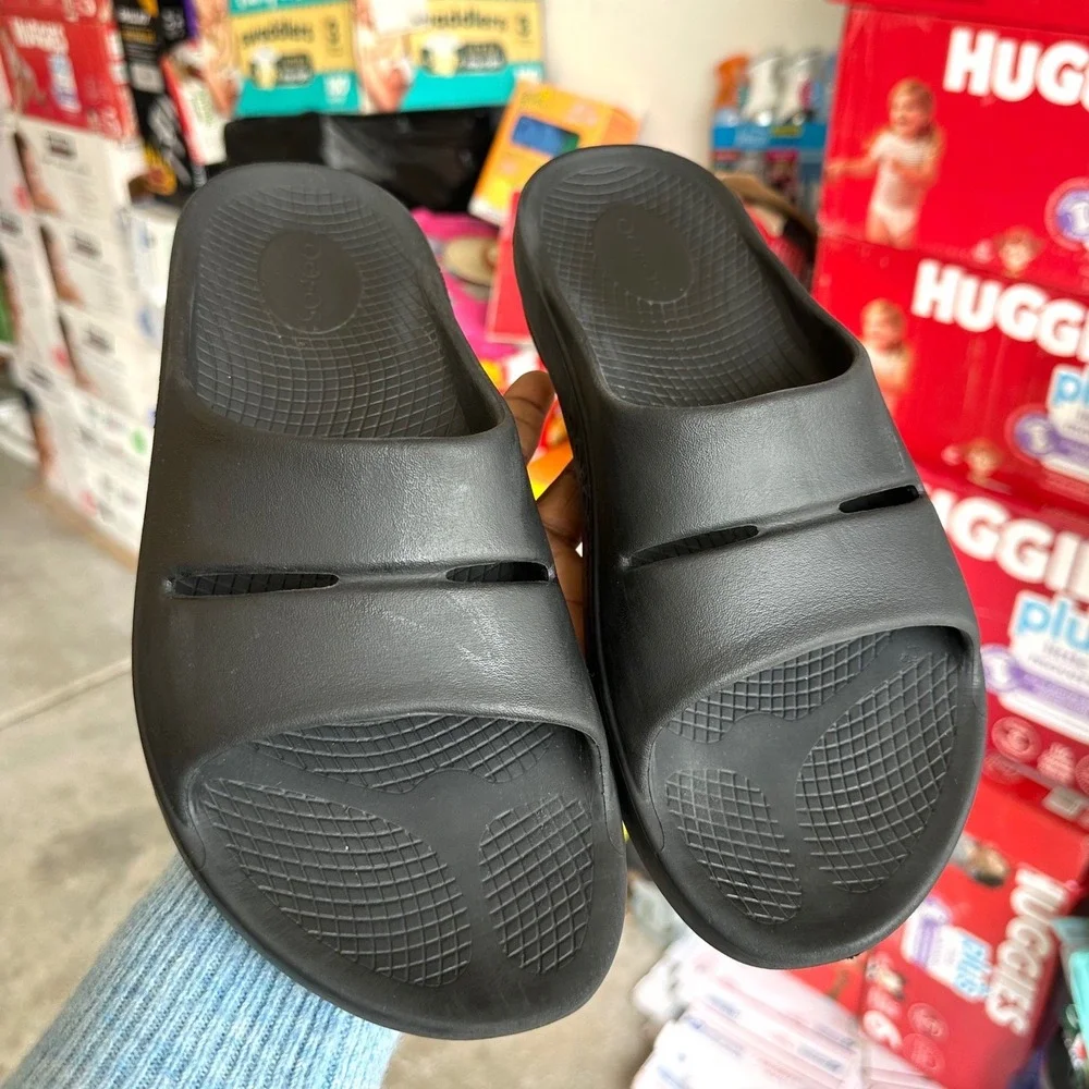 OOFOS preowned fairly